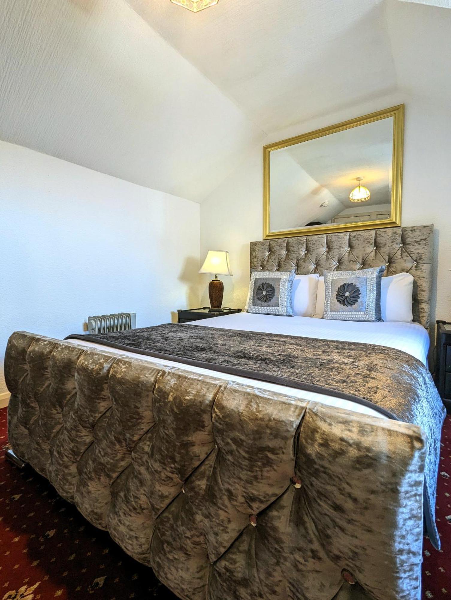 Brookside & Restaurant ,suitable For Solo Travelers, Couples, Families, Groups Education Trips & Contractors Welcome Hotel 3*