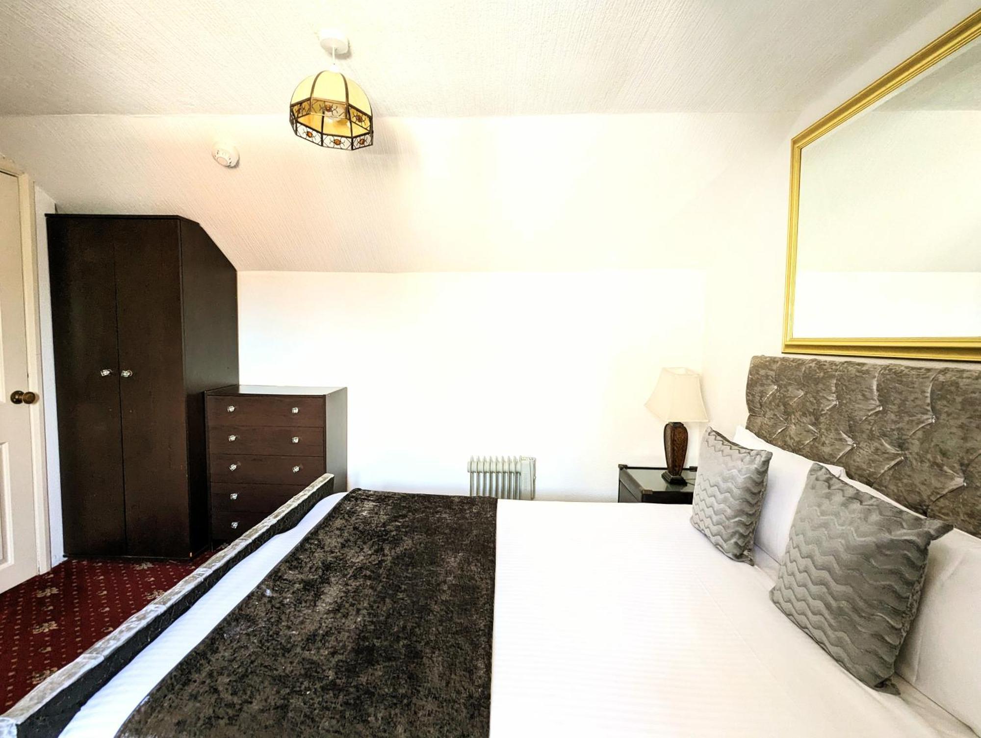 Brookside & Restaurant ,suitable For Solo Travelers, Couples, Families, Groups Education Trips & Contractors Welcome Hotel Chester