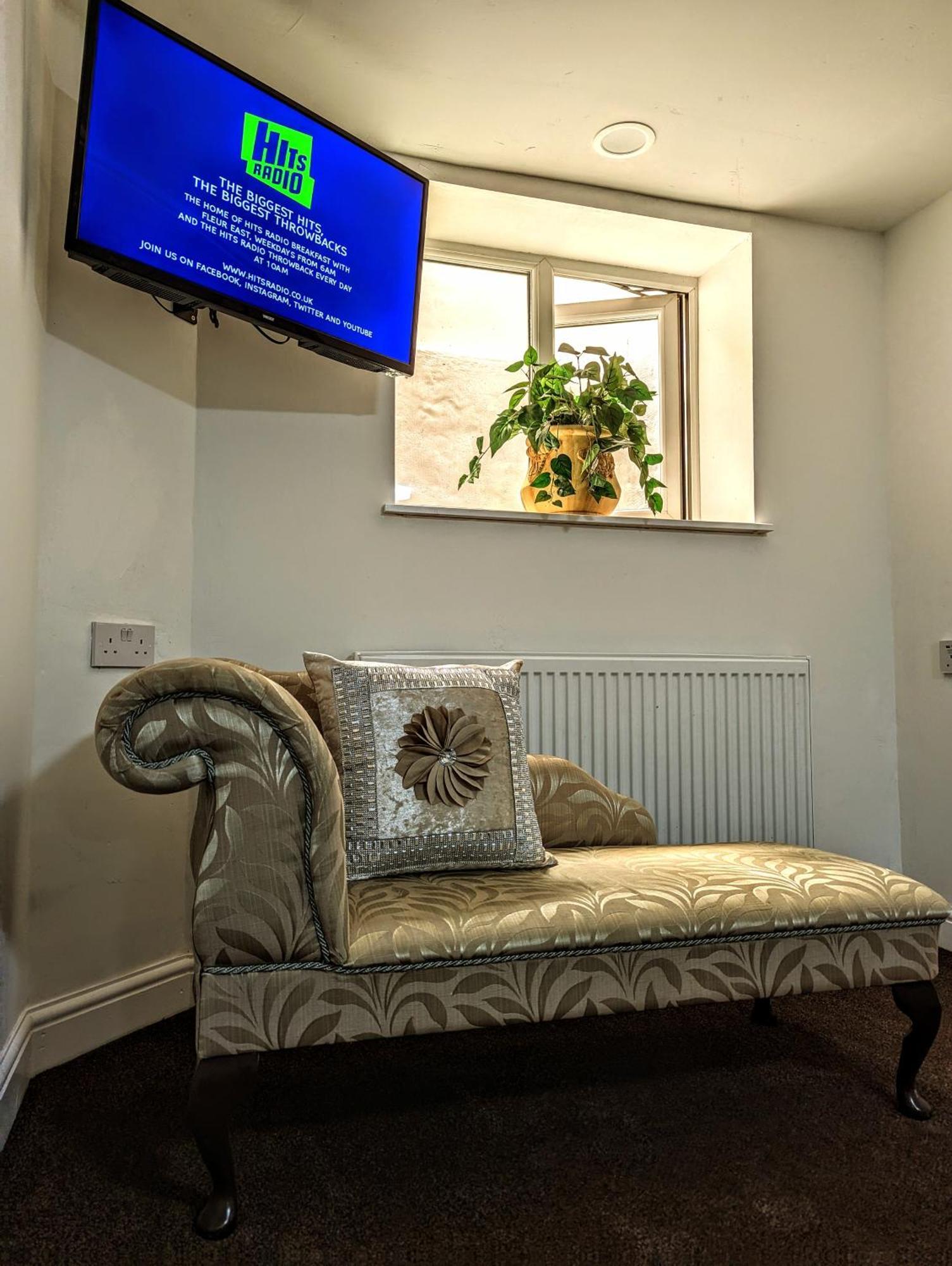 Brookside & Restaurant ,suitable For Solo Travelers, Couples, Families, Groups Education Trips & Contractors Welcome Chester