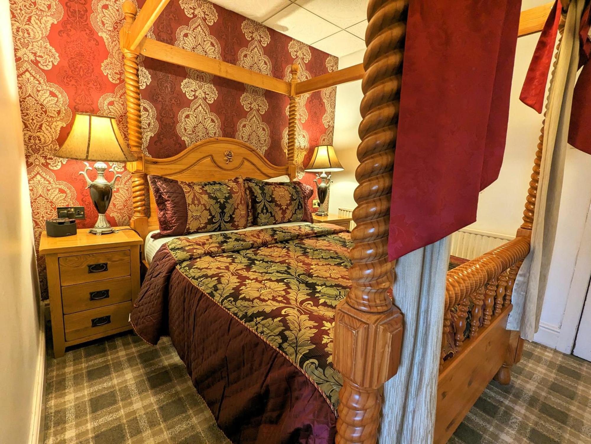 Brookside & Restaurant ,suitable For Solo Travelers, Couples, Families, Groups Education Trips & Contractors Welcome 3* Chester