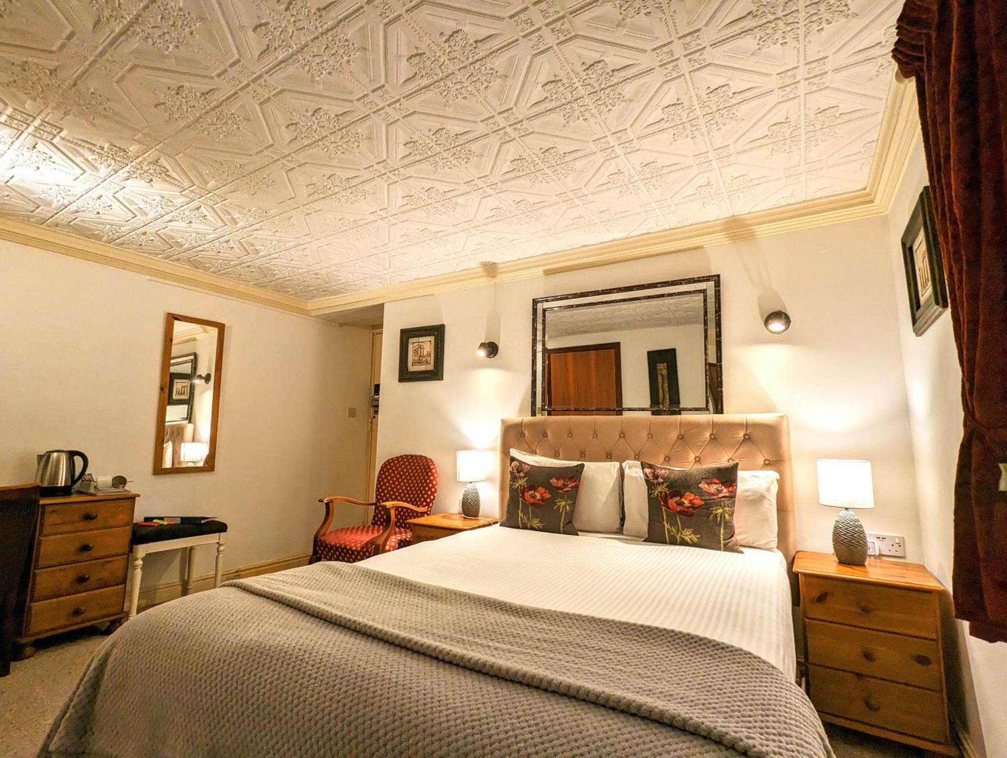Brookside & Restaurant 3*