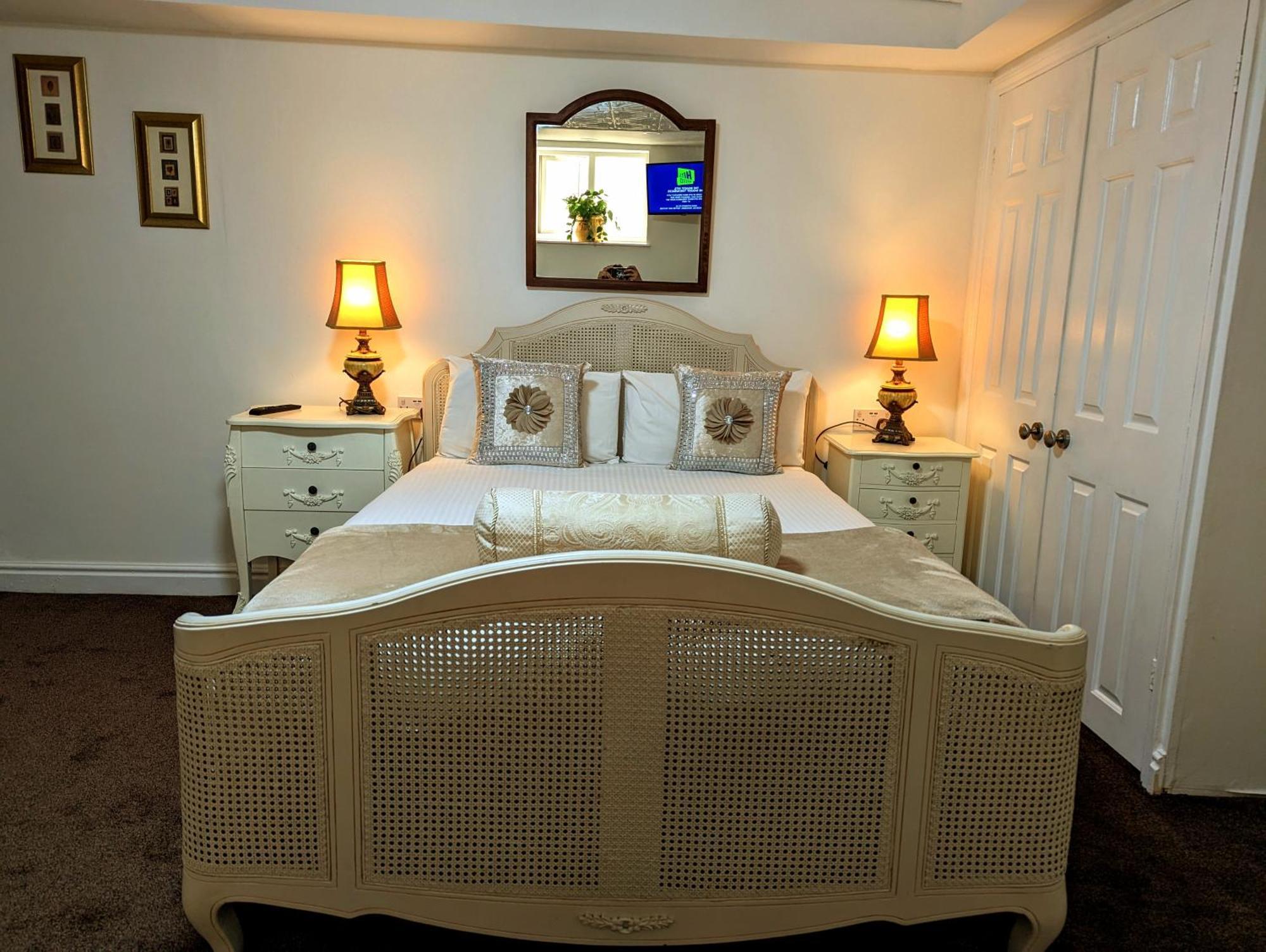 Brookside & Restaurant Hotel 3*